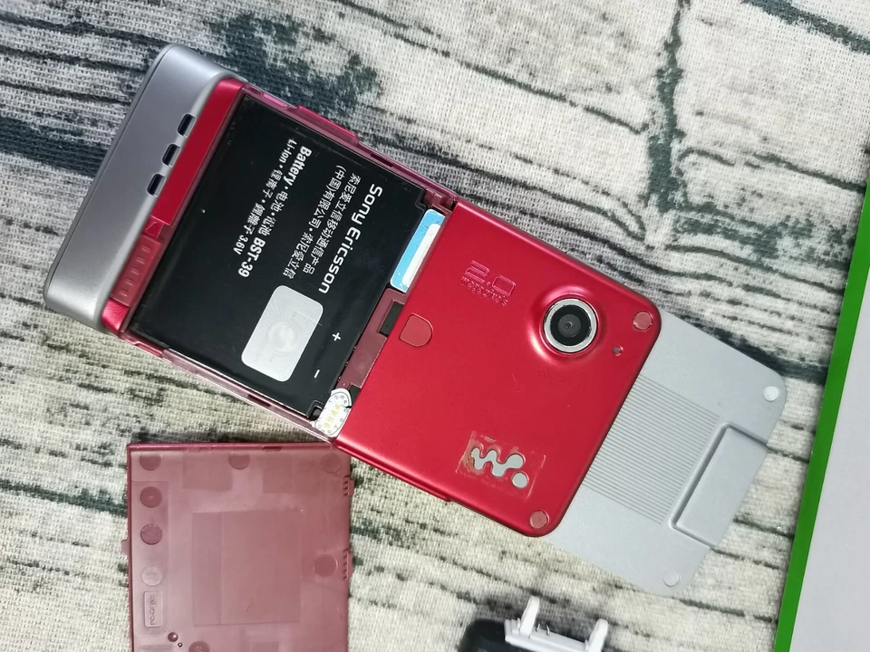 Sony Ericsson Sony Ericcson Walkman W910i - RED (Unlocked) Cellular Phone - Image 3 of 4