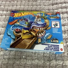 Hot Wheels Track Set, Color Shifters Sharkport Showdown, 1:64 Car, Color Change