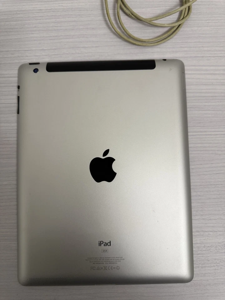 Apple iPad (3rd generation) · 32GB · Cellular, foto 3 di 3
