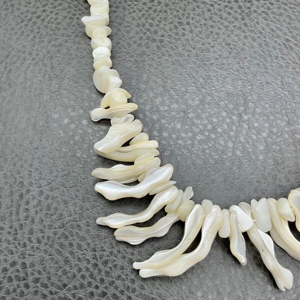 Madreperla Concha Palo Babero Distintivo Collar Blanco Iridiscente Cierre de Gancho Foto 3 de 4