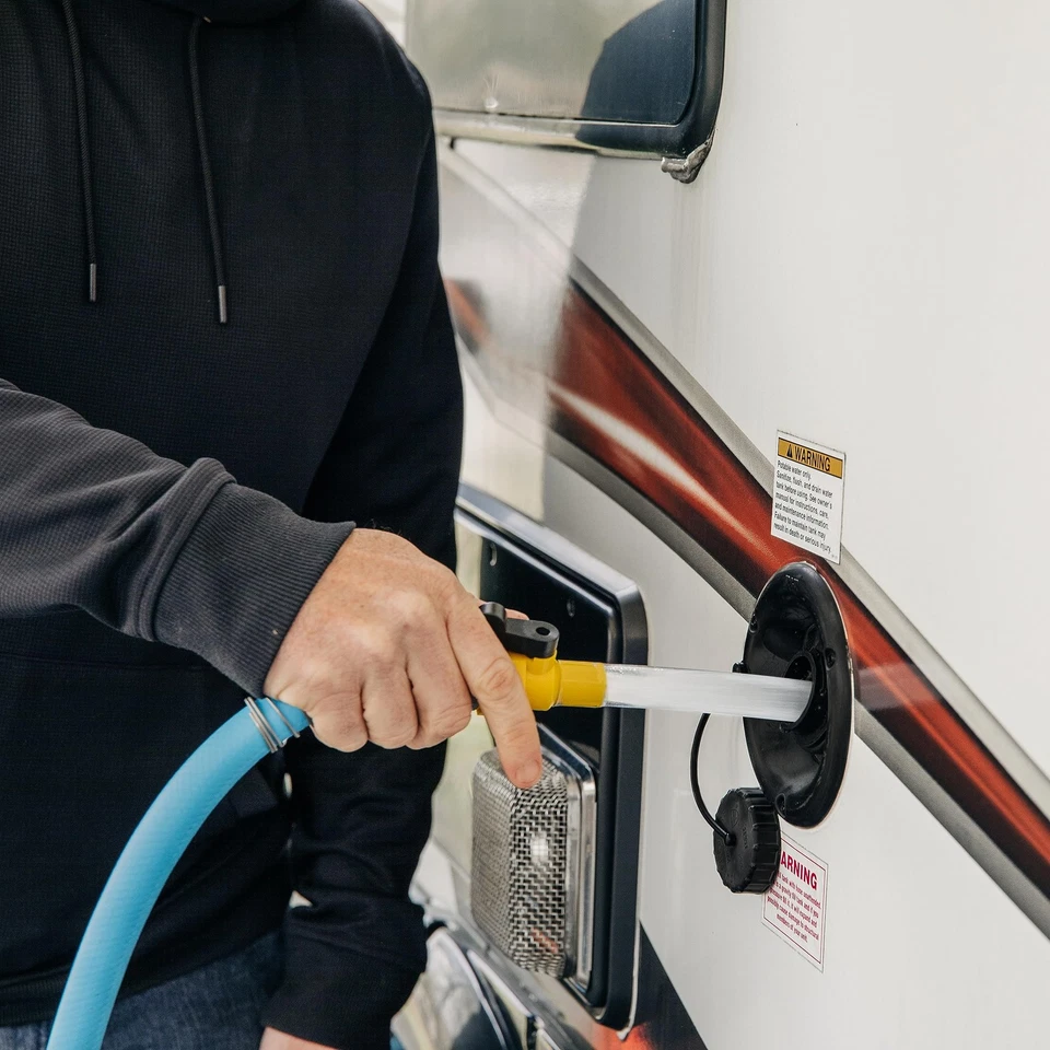 Llenadora de tanque de agua Camco RV con válvula de cierre - Ayuda rápida y eficientemente Foto 2 de 4