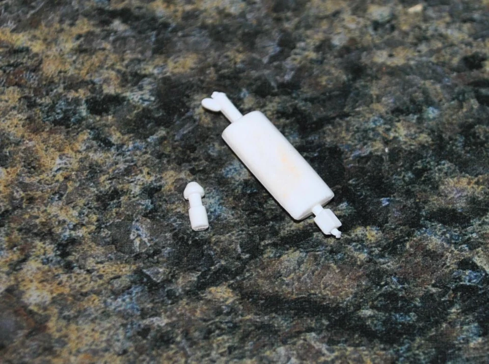 1/32 BRITAINS, FORD 6600 WHITE EXHAUST & AIR FILTER , SUIT TRACTOR CONVERSION