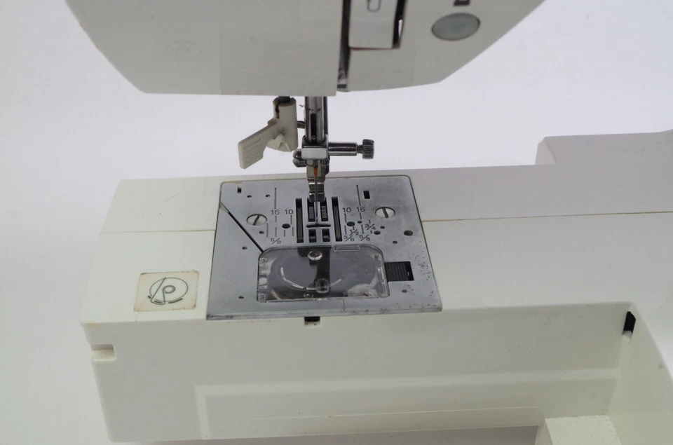 Singer 7470 Computerized Sewing Machine Powers On Read Description NO PEDAL - Image 2 of 4