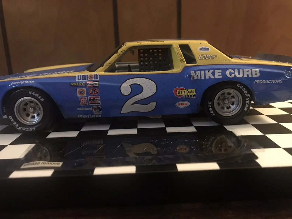 Dale Earnhardt Sr. 1980 Mike Curb Champion Monte Carlo escala 1:24 NASCAR diecast Foto 2 de 4