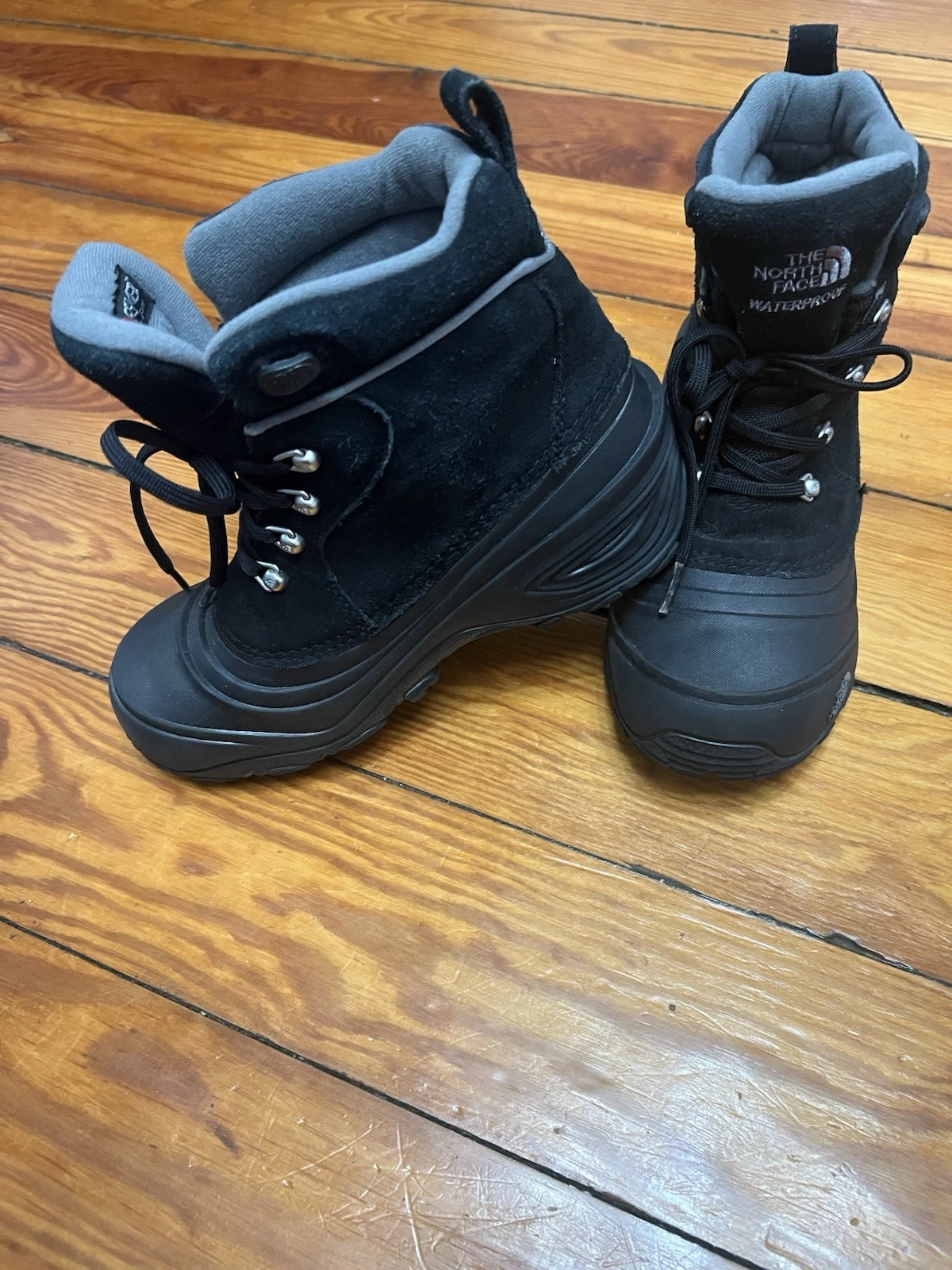 The North Face Size 5 Heat Seeker 200 Gram Insulated Waterproof Winter Boots
Opens in a new window o