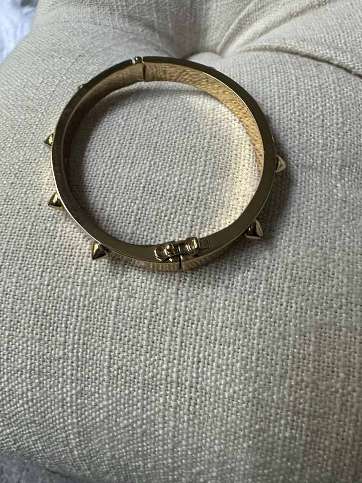 CC Skye pulseira de dobradiça cravejada folheada a ouro celebridade favorita - Imagem 4 de 4