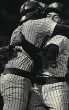 1987 Press Photo Brewers baseball players Teddy Higuera and Bill Schroeder hug