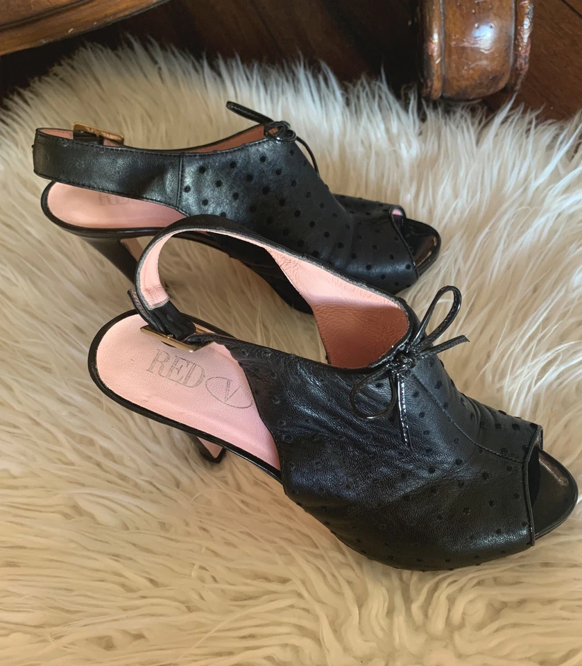 Salto alto vermelho Valentino Slingback peep toe couro avestruz preto tamanho 38/8 EUA - Imagem 3 de 4