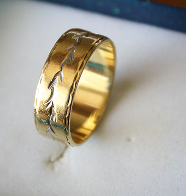 100% Genuine Vintage 18ct Yellow Gold Stylish Patterned Band Ring.Sz Q1/2 or 8.5