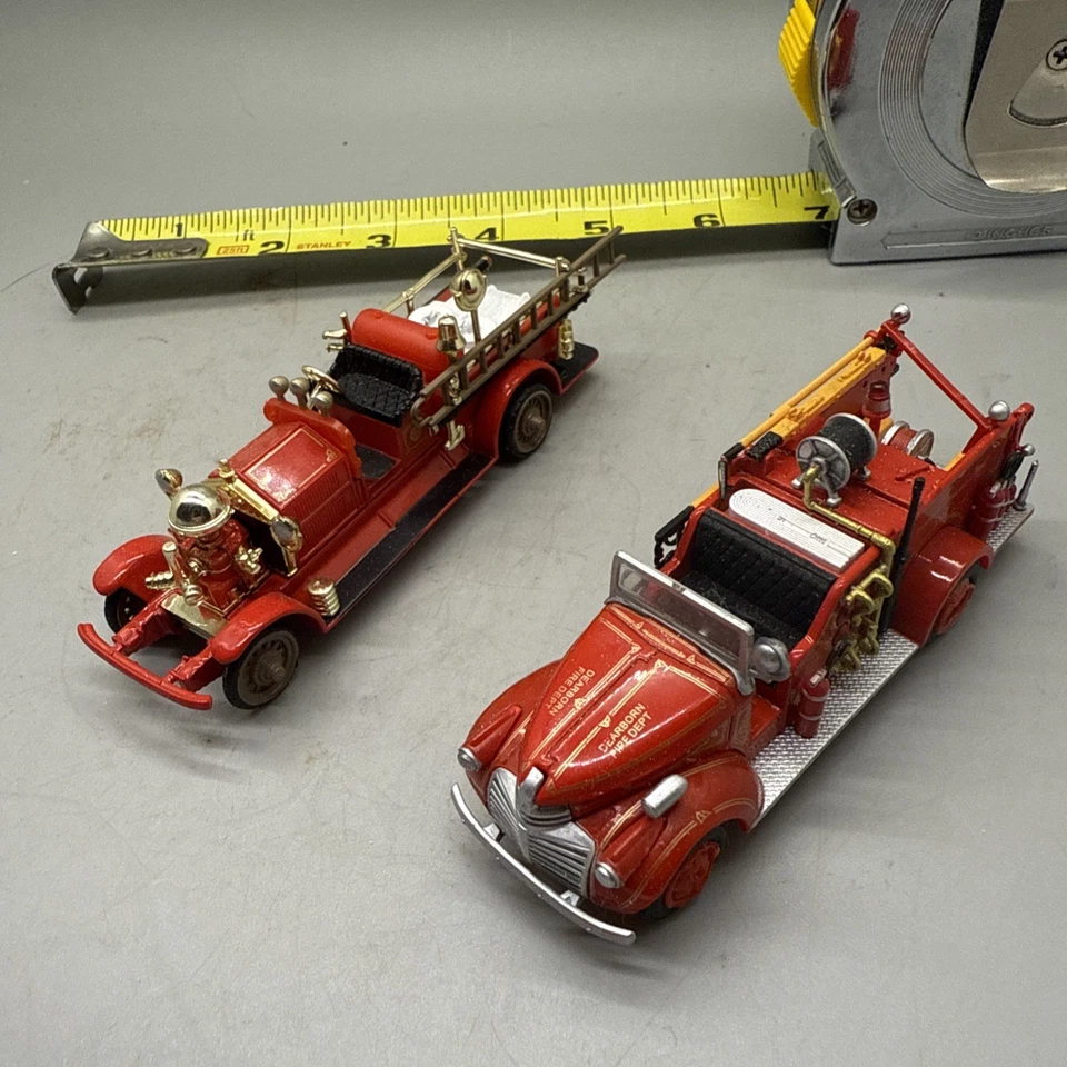 Lote de 2 modelos de antaño antiguo y mayor uno tiene Dearborn Fire Dept. On The H Foto 3 de 4