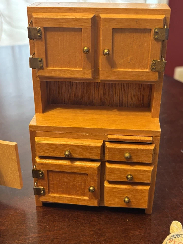 Juego de cocina para casa de muñecas Concord miniaturas Hutch mesa fregadero de cerámica y utensilios de cocina Foto 3 de 4