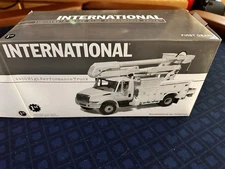 NEW FIRST GEAR TEXACO PORT ARTHUR INTERNATIONAL 4400 BOOM BUCKET TRUCK 19-2891