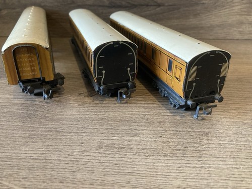 HORNBY DUBLO RAKE of 3 LNER Teak Coaches. good condition. Tin Plate.All Coupling - Picture 4 of 4