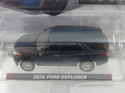 Piano showroom 2025 Greenlight scala 1:64 R7: blu pietra 2024 FORD EXPLORER - Foto 3 di 5
