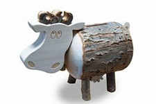 Waldfabrik - Salvadanaio a forma di mucca Lotte in legno di ramo, con corteccia,