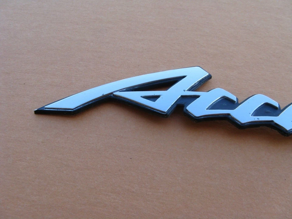 03 04 05 HYUNDAI ACCENT REAR LID CHROME EMBLEM LOGO BADGE SIGN SYMBOL OEM A44981 - Image 2 of 4