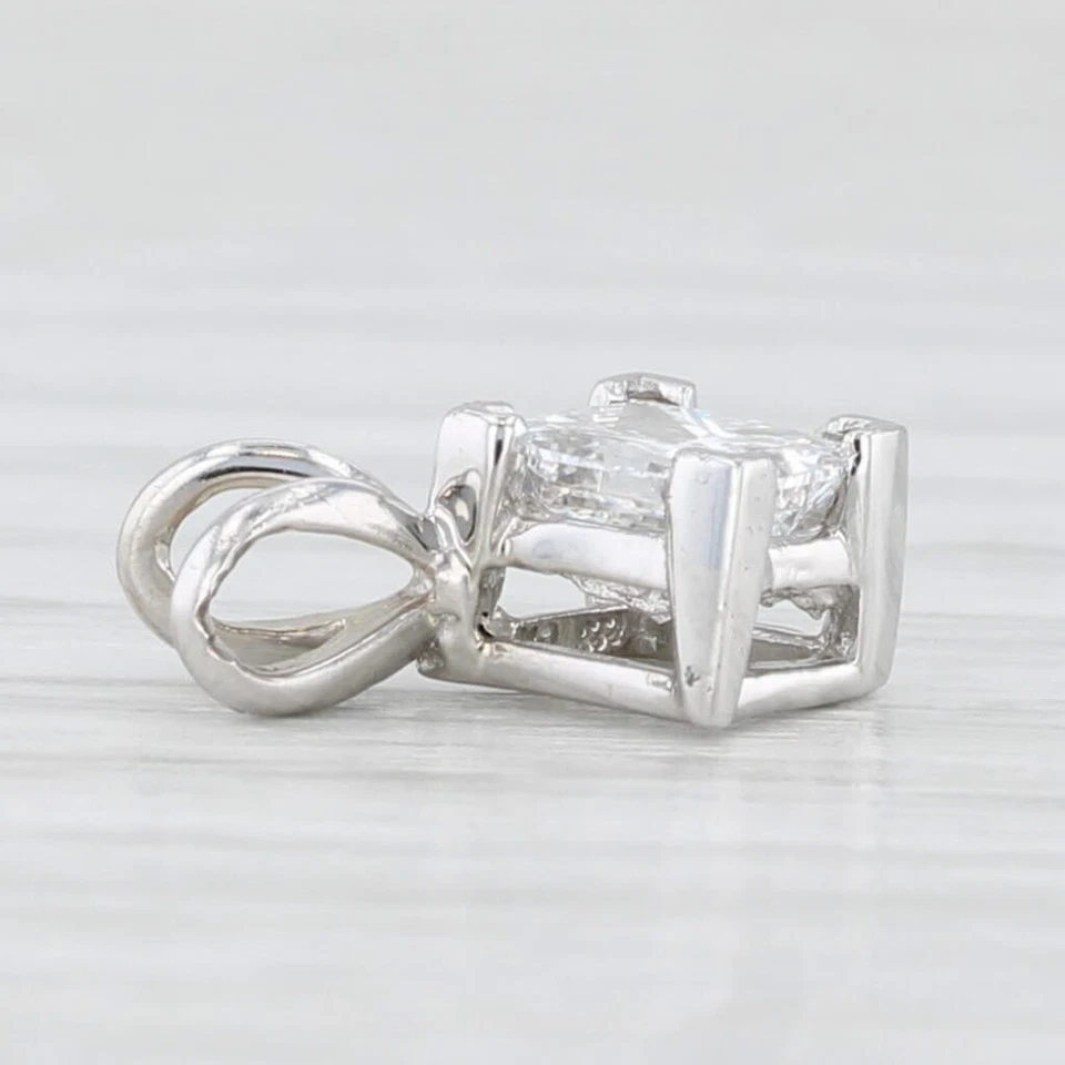 Colgante solitario princesa de 0,60 quilates de oro blanco de 18 quilates gota pequeña Foto 2 de 4