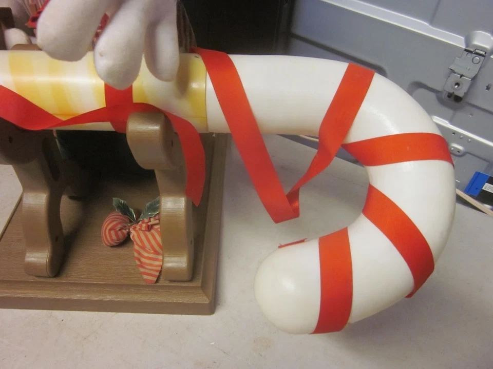 Santa’s Best Holiday Animation Goofy Sawing Candy Cane Disney - Ver Video Foto 3 de 4