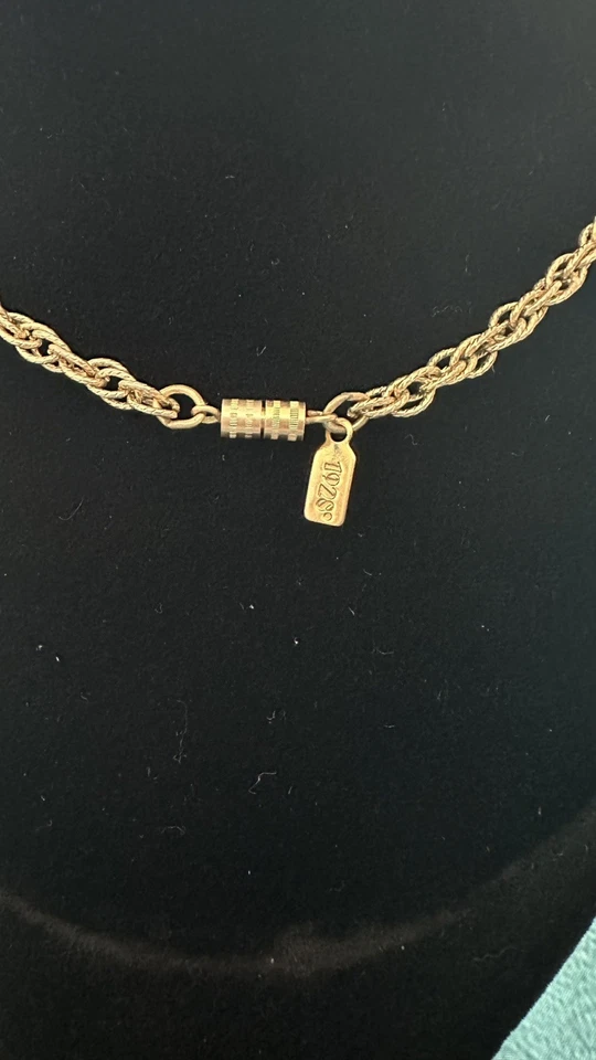 "Collar medallón vintage | firmado 1928 | tono dorado | 15"" de largo" Foto 4 de 4