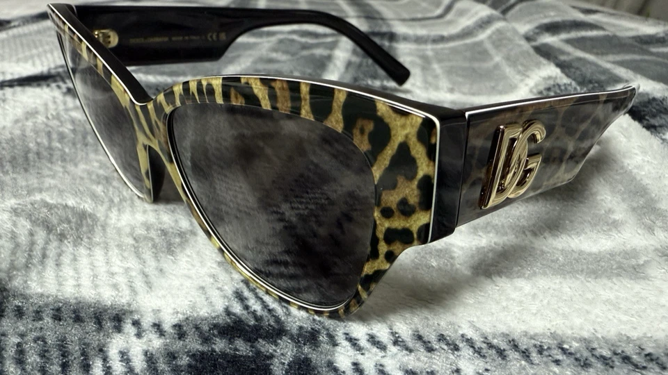 Dolce & Gabbana DG 4449 豹纹/灰色阴影 (3163/8G) 太阳镜 — 第 2/4 张图片