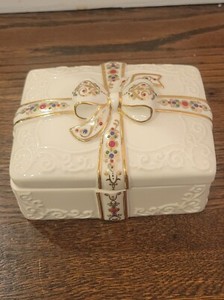 Vintage Lenox Christmas Present Music Box Trinket Box