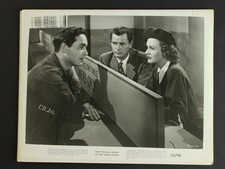 RARE!! 8X10 1951 ORIG HUNT THE MAN DOWN Gig Young Lynne Roberts Willard Parker