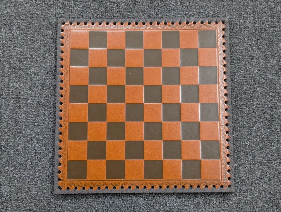 Juego de damas de ajedrez vintage Italia Italfama tablero de cuero en relieve piezas de metal Foto 2 de 4