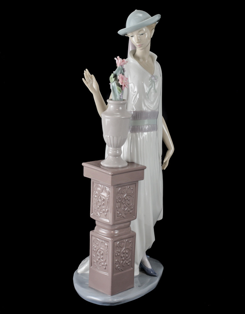 LLADRO・ CROWN婦人 LLADRO “ AT THE BALL” #5859 Beautiful Lady Dressed In Gown