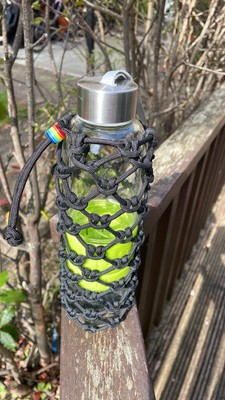 Stay hydrated - black water bottle fishnet bag for a 500 ml bottle