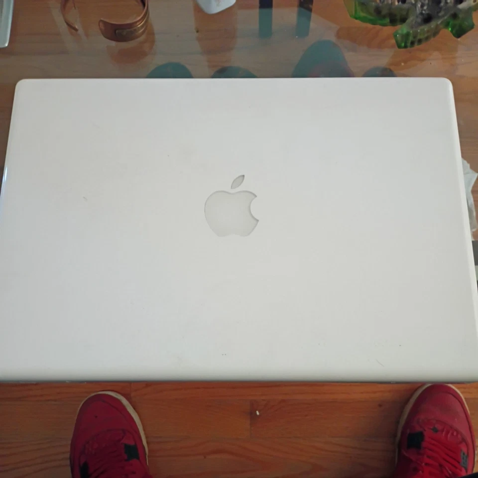 Laptop Apple MacBook A1181 13.3" 2GB 2007 - NO FUNCIONA - SOLO PARA REPUESTOS Foto 2 de 3