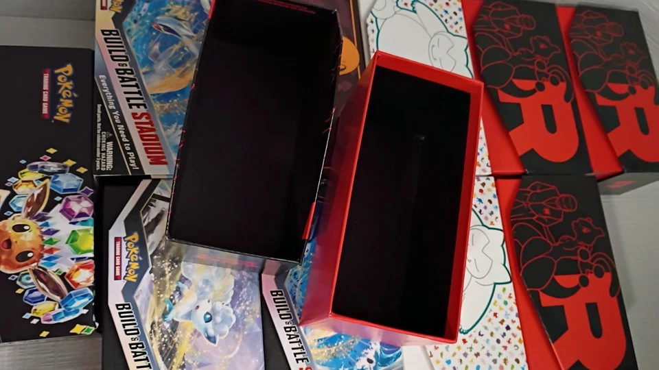 Lote de 13 caixas vazias Pokemon ETB Stadium e surpresa (sem cartas ou acessórios) - Imagem 2 de 2