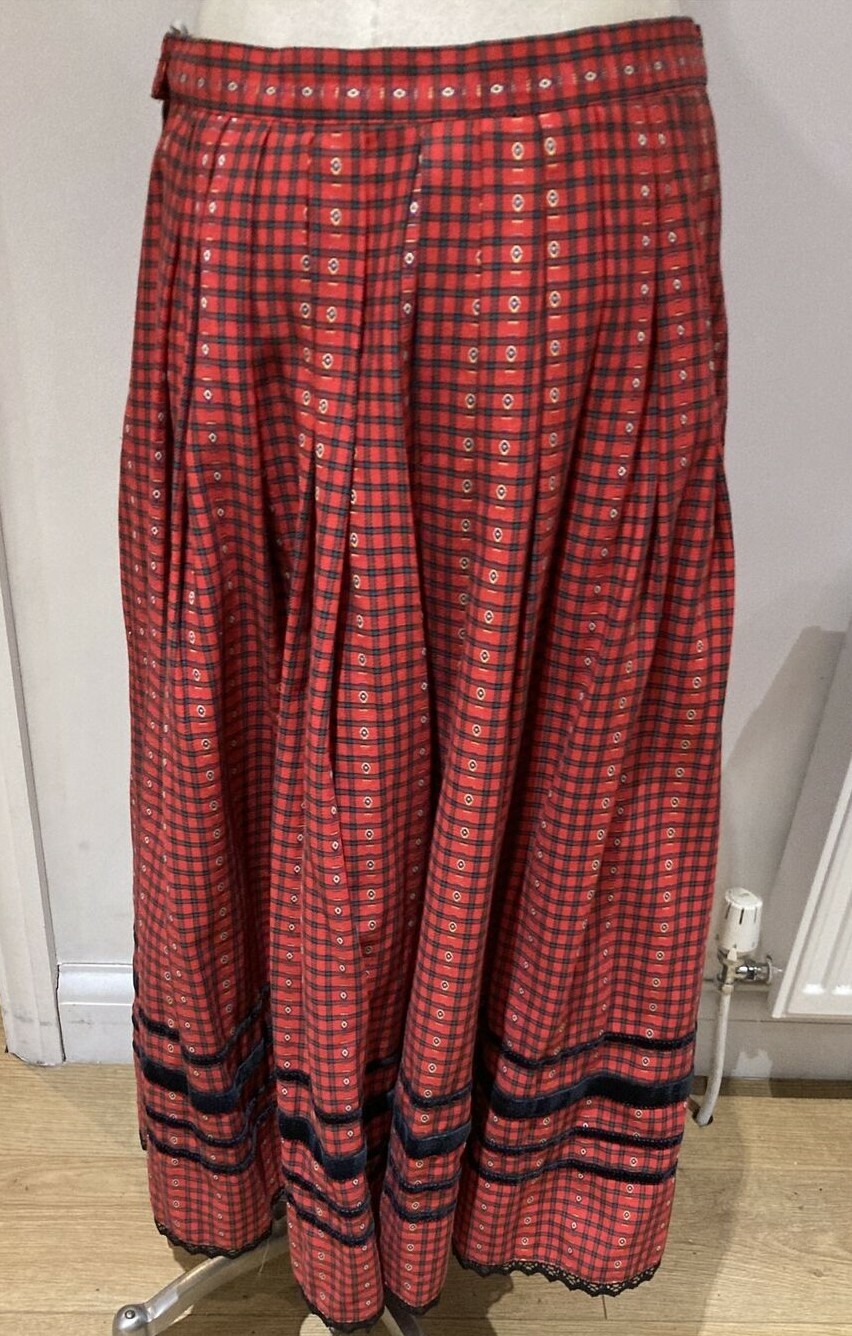 Vintage Austrian Dirndl Skirt Red/Black/Green Check Size 44, Lace Edge 7
