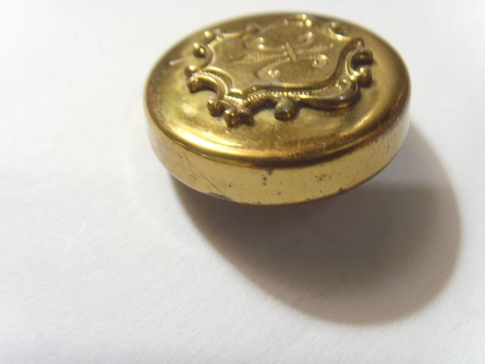 antique French Royal shield fleur de lis gold tone metal collector button 51907 - Image 3 of 4