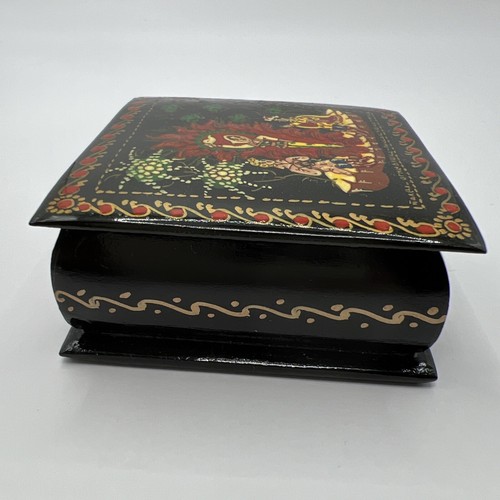 Russian Lacquer Lidded Handmade and Painted Square Box - Picture 3 of 16
