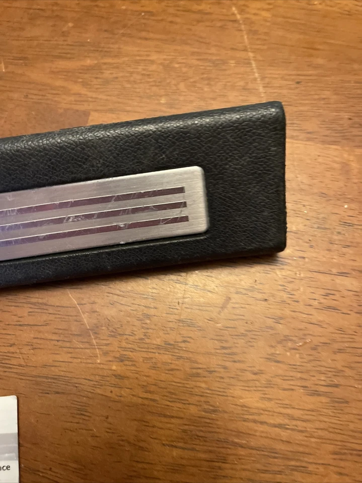 15802450 Saturn GM OEM 07-09 Outlook retenedor de alfombra derecho  Foto 4 de 4