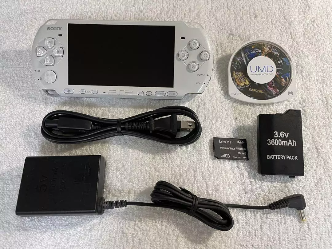 Sony PSP 3000 Pearl White PlayStation Portable W/ charger memory stick  Excellent