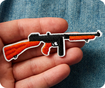 Thompson Maschinenpistole Bügelflicken (11 x 2,8 cm)