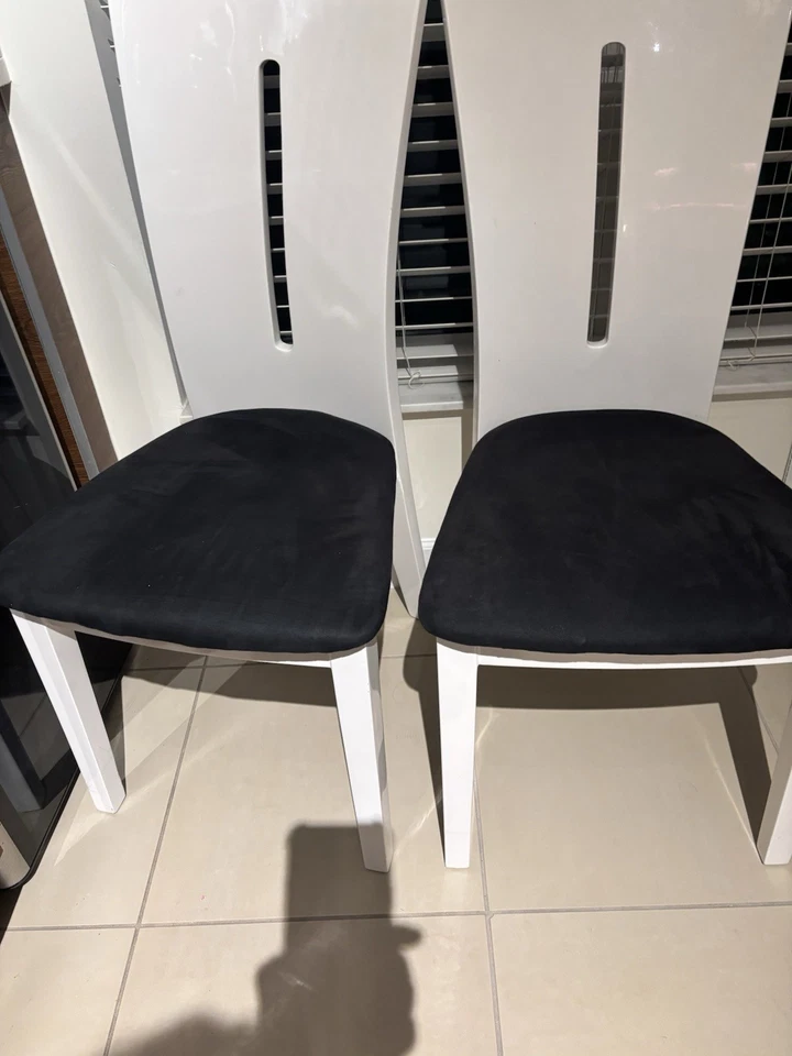 Mesa y 6 sillas laminadas blancas con fundas de asiento de gamuza genuina Foto 4 de 4