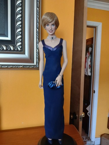 The Franklin Mint Diana Princess Of Wales Porzellan Portrait Puppe - Bild 1 von 6