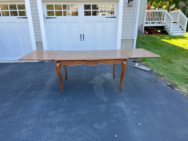 Juego de comedor provincial francés de roble - Mesa y cuatro sillas Foto 4 de 4