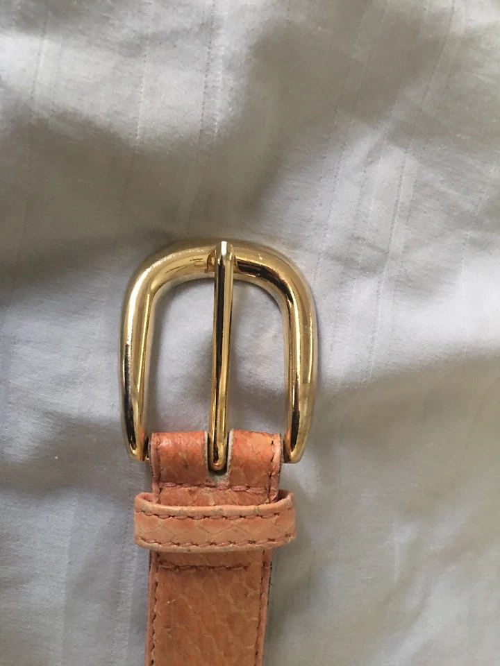 Cinturón de piel de serpiente, S, rosa con hebilla en tono dorado Foto 2 de 4