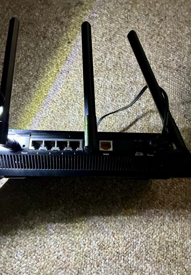 Router Gigabit inalámbrico de doble banda Netgear Nighthawk R6700 AC1750 Smart WiFi negro Foto 4 de 4