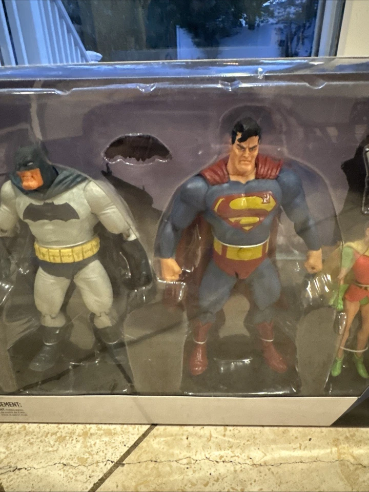 DC Collectibles Batman The Dark Knight Returns Juego de 4 piezas de figuras de acción NUEVO Foto 3 de 4
