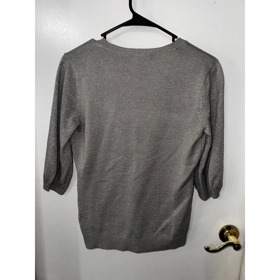 Top tejido manga 3/4 cuello en V plateado metálico New York & Company XS Foto 3 de 3