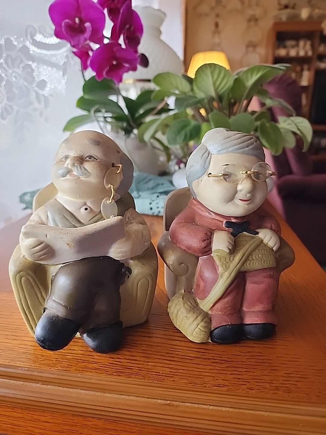 Juego de bancos de jubilación decorativos de cerámica vintage de abuela y abuelo 1998