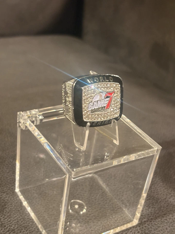 Par de Anillos Serie Mundial Juego 7 (Bonitas Réplicas) Oro/Plata en Color Foto 3 de 4