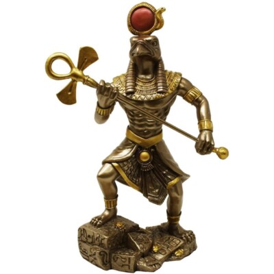In Kampfstellung stehender ägyptischer Gott Anubis