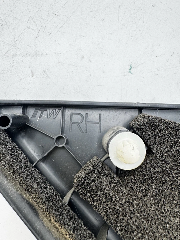 2013 - 2018 TOYOTA AVALON FRONT RIGHT Corner Trim OEM 67491-07010 - Image 3 of 4