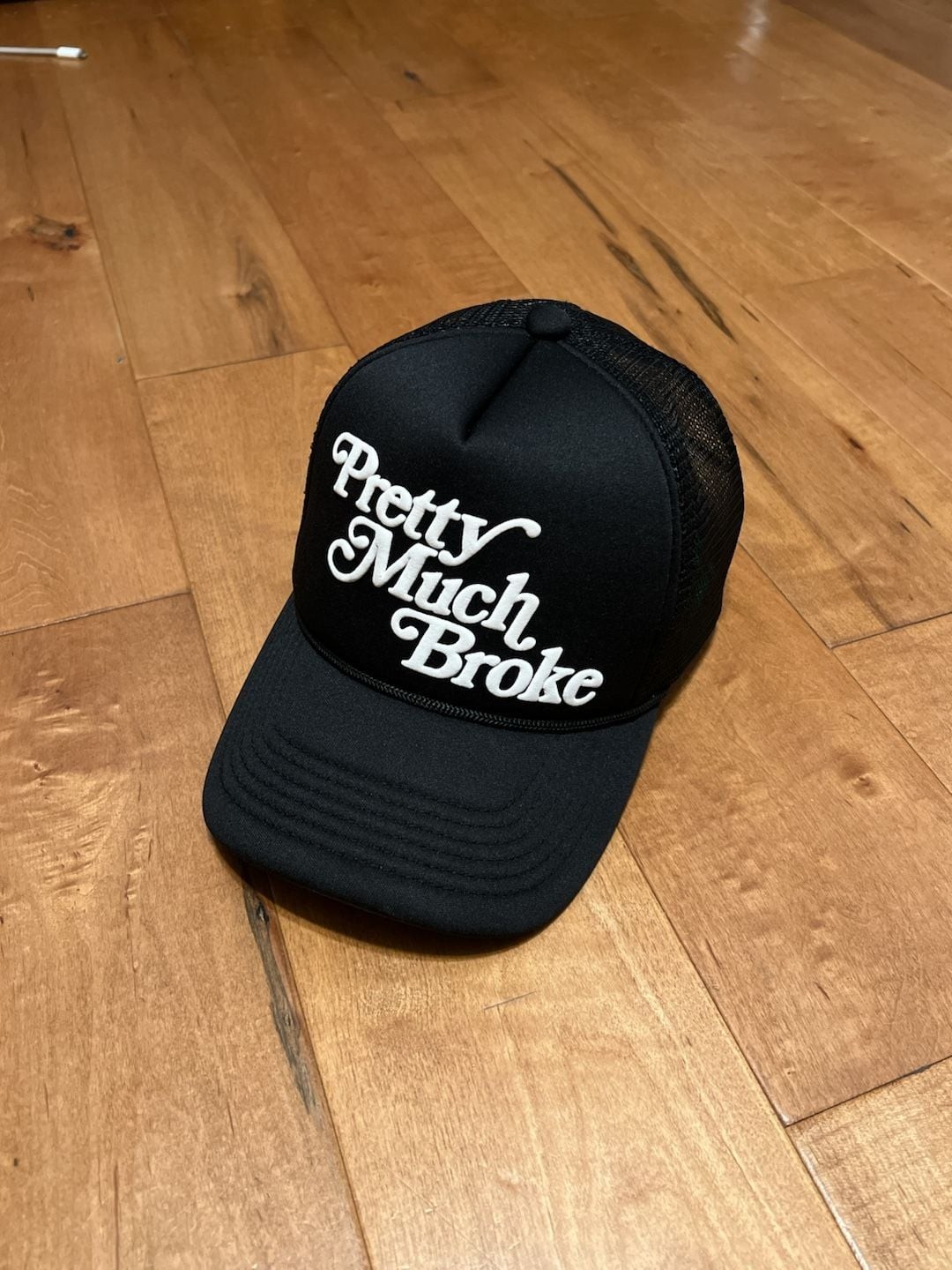 Gorra de camionero Pretty Much Broke® - ,