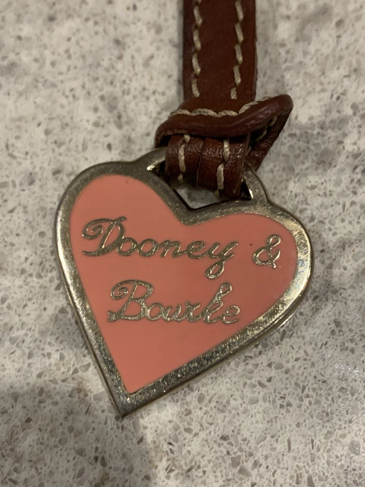 Bolso Dooney & Bourke Vintage Dorado Rosa Metal Esmalte Corazón Dije Correa Cuero Foto 2 de 4